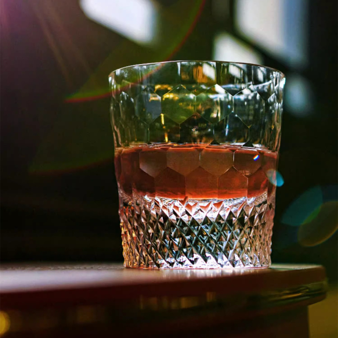 Light reflecting on our handcrafted Honeycomb Edo Whisky Glass – a luxurious, Japanese-inspired whisky glass with intricate detailing.