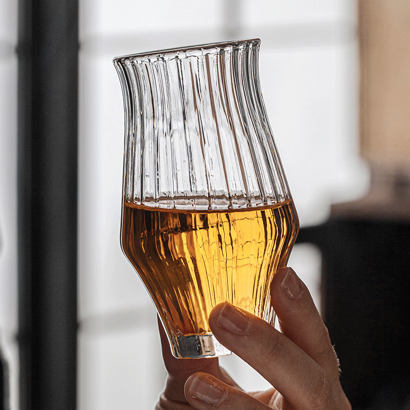 Hand holding the Yamazakura Whisky Glass - Elegance and Vertical Stripe Design