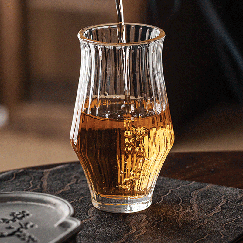 Pouring Whisky in the Yamazakura Whisky Glass - Elegance and Vertical Stripe Design